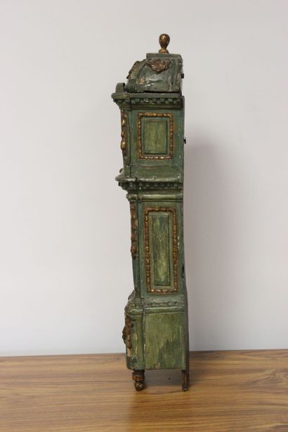 Curieux porte-montre en bois rechampi.

Il...