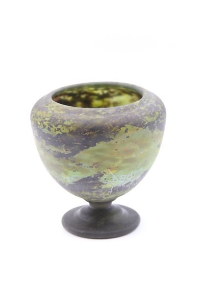 DAUM, Nancy.

Vase en verre marmoréen vert,...