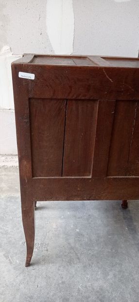 Petite commode d'entre-deux, galbée en façade,...