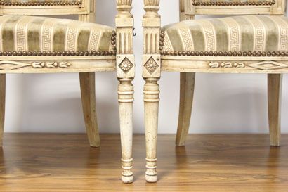 Paire de fauteuils en bois réchampi à décor...