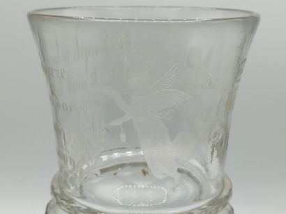POLOGNE

Grand verre gravé et facetté à décor...
