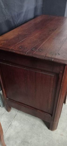 Commode en chêne à façade en arbalète.

Ouvre...