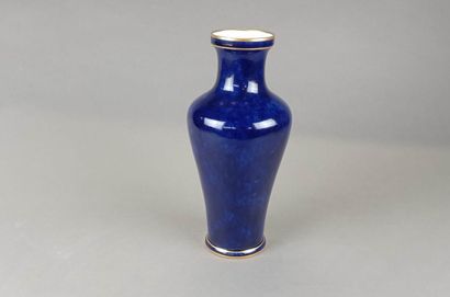 SEVRES

Vase balustre en porcelaine bleue...