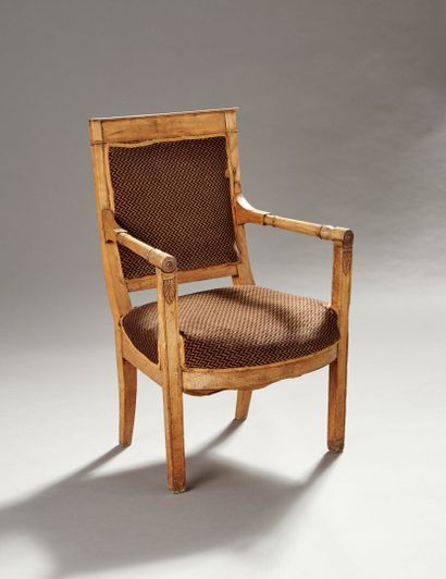 Fauteuil en bois naturel à dos plat.

Montants...