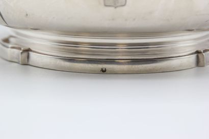 Covered vegetable dish and its lining in...