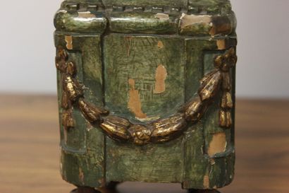 Curieux porte-montre en bois rechampi.

Il...