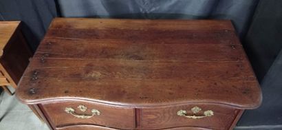 Commode en chêne à façade en arbalète.

Ouvre...