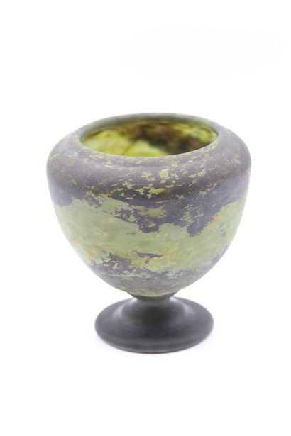 DAUM, Nancy.

Vase en verre marmoréen vert,...