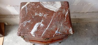 Petite commode d'entre-deux, galbée en façade,...