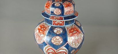 IMARI

Potiche couverte en porcelaine polychrome,...