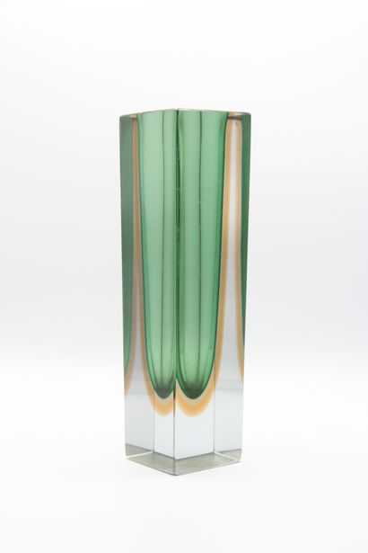 MURANO,

Vase de forme rectangulaire en verre...
