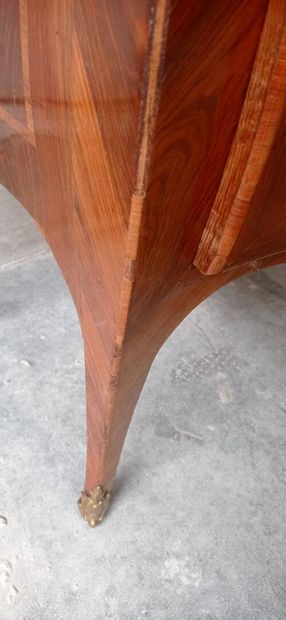 Petite commode d'entre-deux, galbée en façade,...