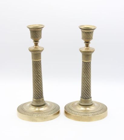 Paire de bougeoirs en bronze doré. 

Le fût...