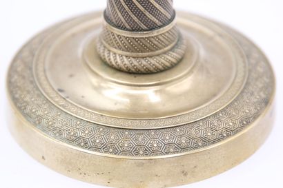 Paire de bougeoirs en bronze doré. 

Le fût...