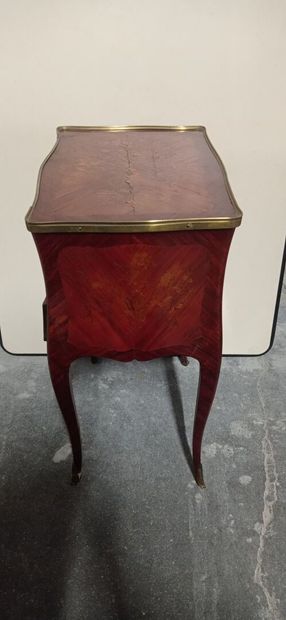Table de salon, toute face en bois de placage....