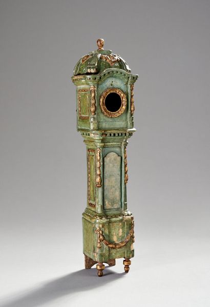 Curieux porte-montre en bois rechampi.

Il...