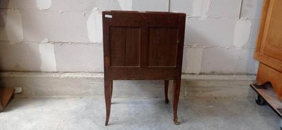 Petite commode d'entre-deux, galbée en façade,...