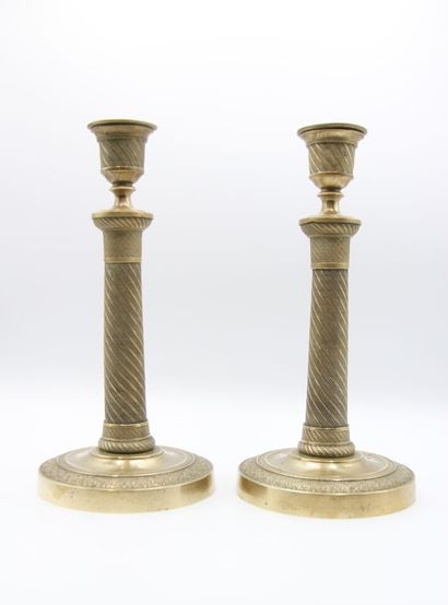 Paire de bougeoirs en bronze doré. 

Le fût...