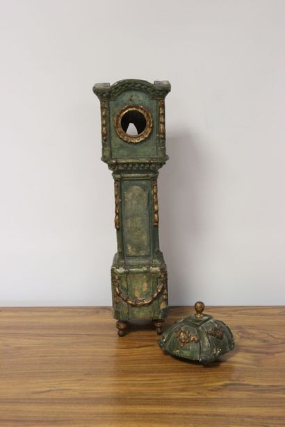 Curieux porte-montre en bois rechampi.

Il...