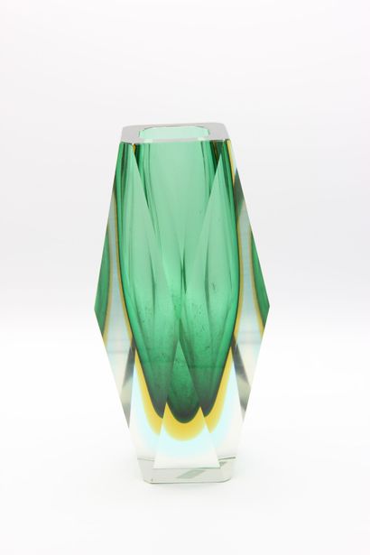 MURANO,

Vase de forme tronconique à facettes...