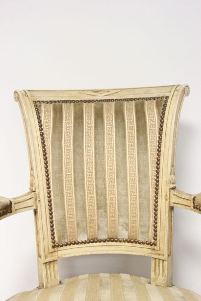 Paire de fauteuils en bois réchampi à décor...