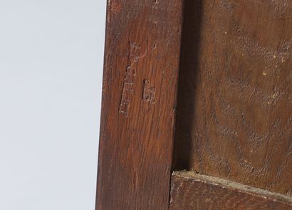 Petite commode d'entre-deux, galbée en façade,...