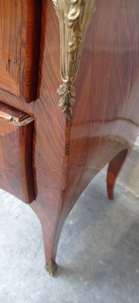 Petite commode d'entre-deux, galbée en façade,...