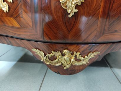 Commode à beau galbe en façade en placage...