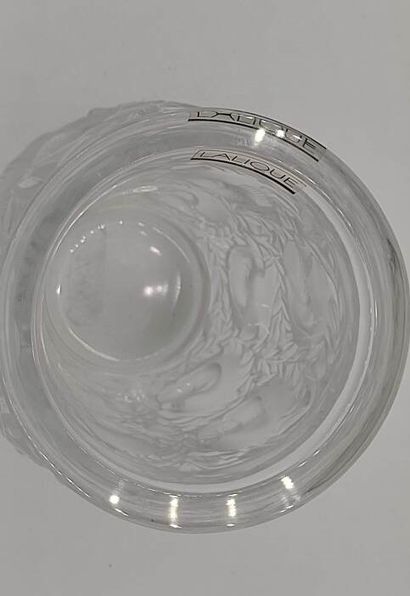 LALIQUE, France. 

Vase en cristal moulé-pressé.

Décor...