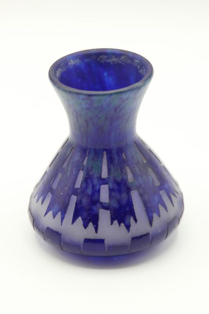 LE VERRE FRANCAIS.

Petit vase en verre marmoréen...