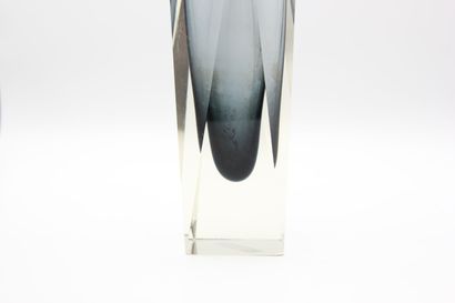 MURANO,

Vase de forme carrée en verre noir...