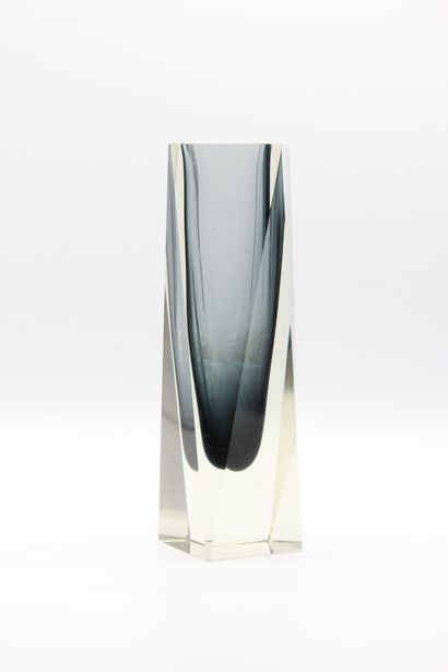 MURANO,

Vase de forme carrée en verre noir...