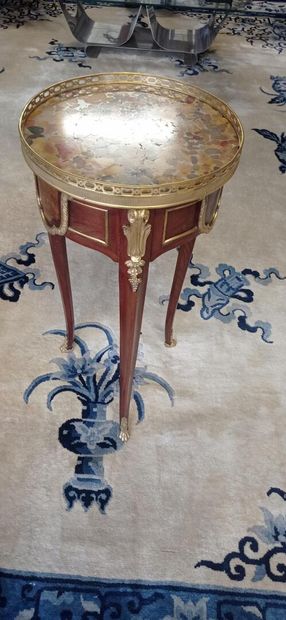Circular table in solid mahogany and burr...