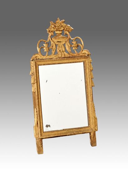 Miroir d'entre deux en bois doré et sculpté...