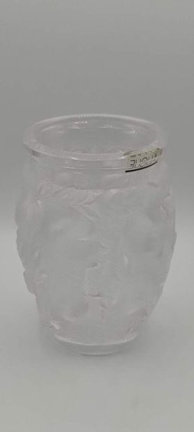 LALIQUE, France. 

Vase en cristal moulé-pressé.

Décor...