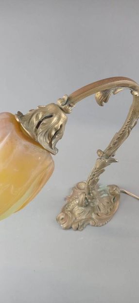 Lampe de bureau.

Le pied de forme mouvementé...