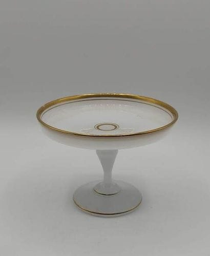 Paire de baguiers en opaline blanche de forme...
