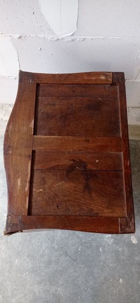 Petite commode d'entre-deux, galbée en façade,...