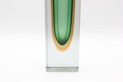 MURANO,

Vase de forme rectangulaire en verre...