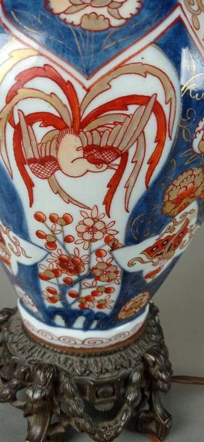 IMARI

Potiche couverte en porcelaine polychrome,...