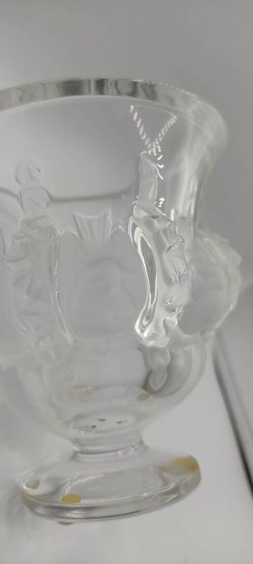 LALIQUE, France. 

Vase, modèle DAMPIERRE...