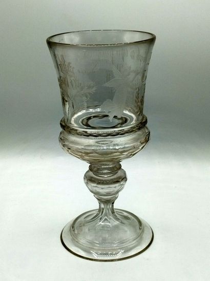 POLOGNE

Grand verre gravé et facetté à décor...