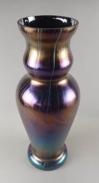 Vase balustre en verre irisé à décor de filets.

A...