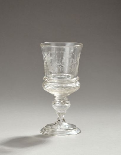 POLOGNE

Grand verre gravé et facetté à décor...