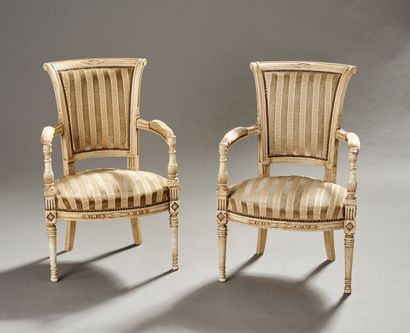 Paire de fauteuils en bois réchampi à décor...