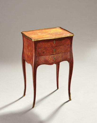 Table de salon, toute face en bois de placage....