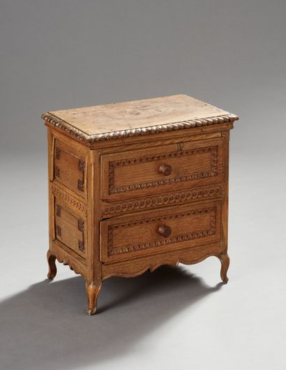 Chest of drawers in oak decorated with friezes...
