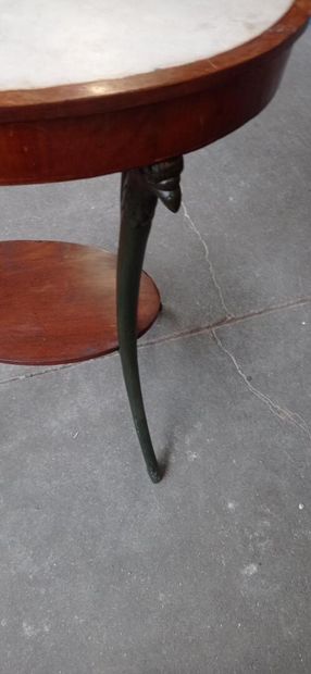 Table de salon en acajou et placage d'acajou.

Pose...