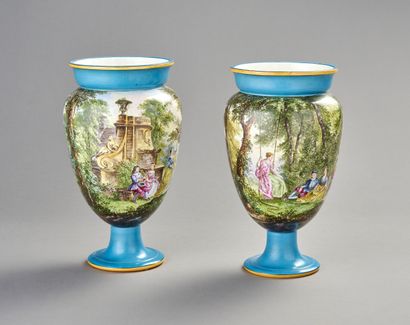GIEN

Paire de vases sur piédouche en céramique...