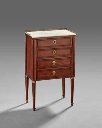 Chest of drawers, all faces in mahogany and...